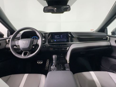 Used 2025 Toyota Camry SE image 14