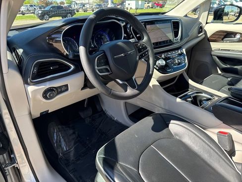 Used 2024 Chrysler Pacifica Limited FWD image 12