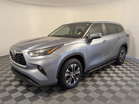 Used 2023 Toyota Highlander XLE image 1