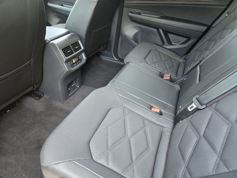 Used 2024 Volkswagen Atlas SE image 32