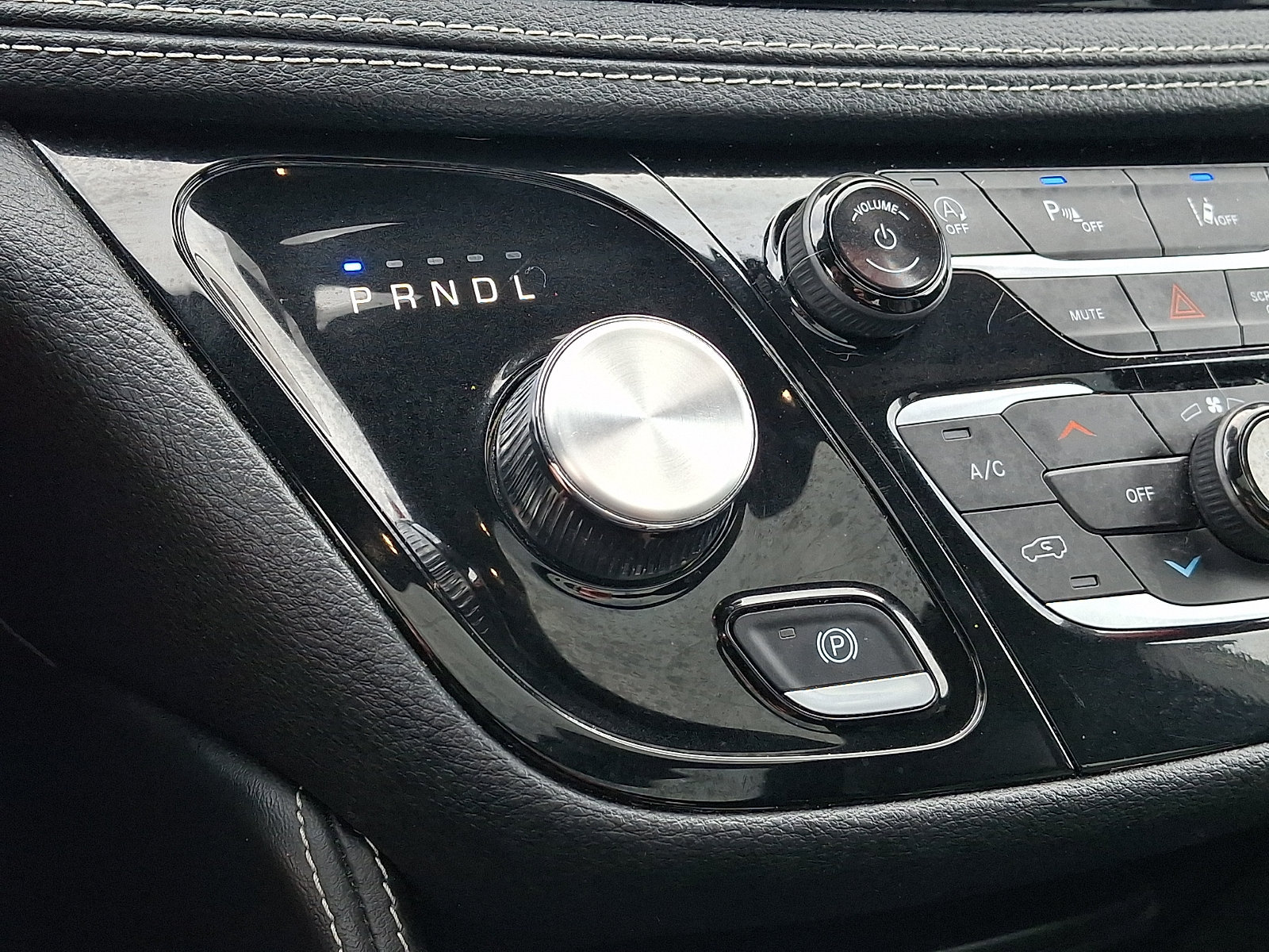 Used 2025 Chrysler Pacifica Limited FWD image 16