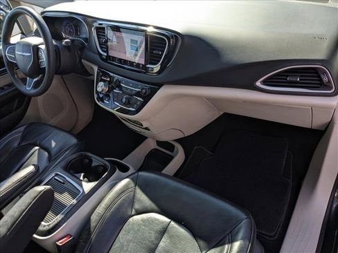 Used 2022 Chrysler Pacifica Touring-L image 20