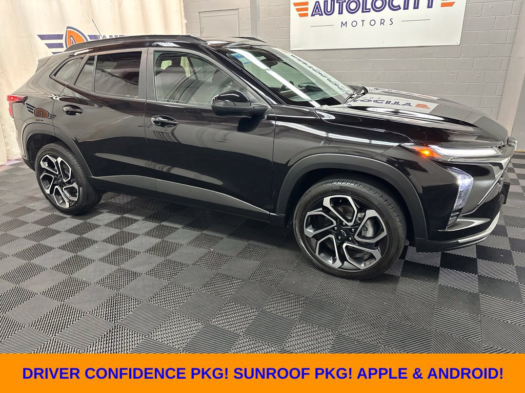 Used 2025 Chevrolet Trax RS w/ Sunroof Package FWD image 1