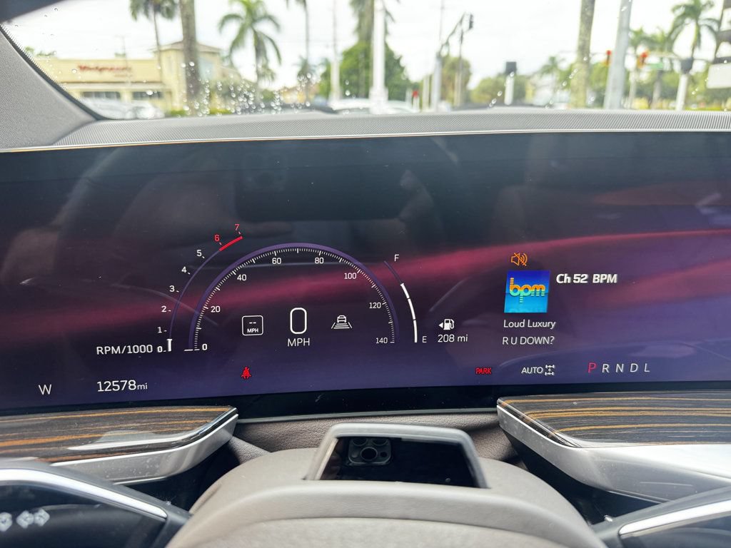 Used 2025 Cadillac Escalade Premium Luxury AWD/4WD image 11