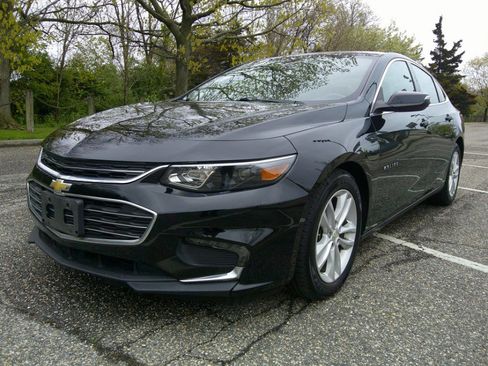 Used 2017 Chevrolet Malibu LT w/ Leather Package FWD image 3