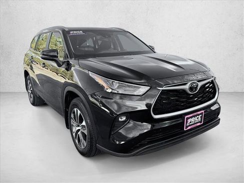 Used 2024 Toyota Highlander XLE image 3