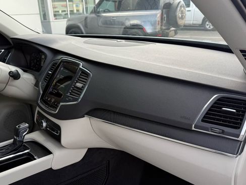 Used 2020 Volvo XC90 T6 Momentum image 16