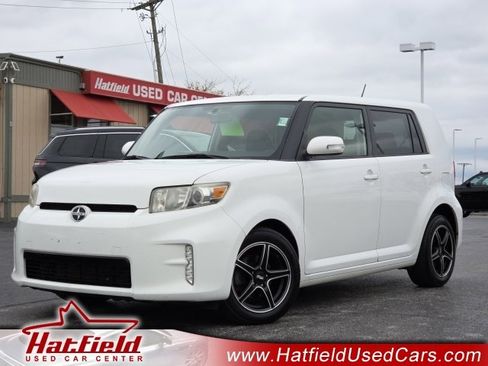 Used 2014 Scion xB image 1