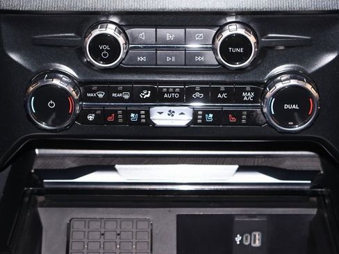 Certified 2024 Ford F250 Platinum image 37