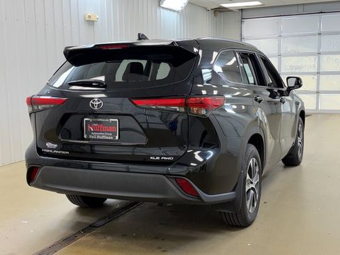 Used 2021 Toyota Highlander XLE AWD/4WD image 5