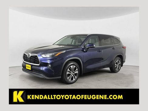 Used 2022 Toyota Highlander XLE AWD/4WD image 1