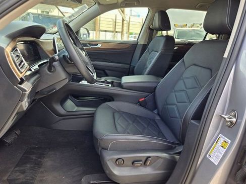 Used 2025 Volkswagen Atlas SE image 23