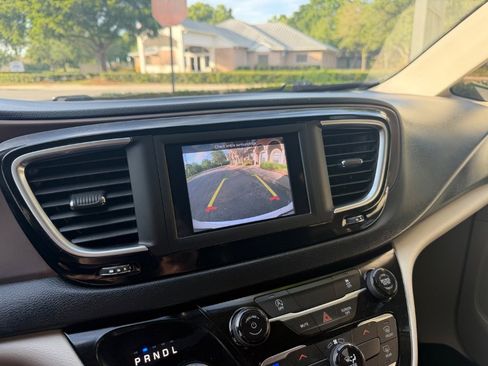 Used 2021 Chrysler Voyager L image 15