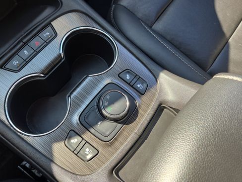 Used 2023 GMC Acadia SLT w/ Elevation Edition image 40