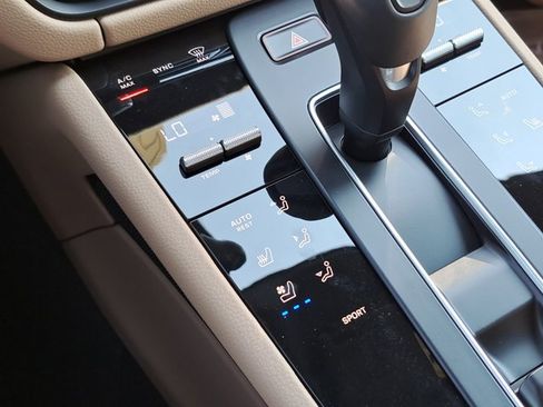 Certified 2025 Porsche Macan AWD/4WD image 34