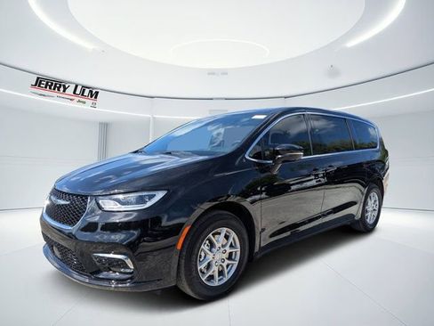 New 2026 Chrysler Pacifica Select FWD image 7