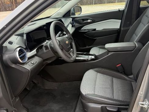 Used 2025 Chevrolet Trax LT image 7