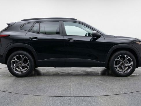Used 2025 Chevrolet Trax LT w/ LT Convenience Package image 11