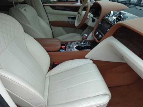 Used 2018 Bentley Bentayga Mulliner image 22