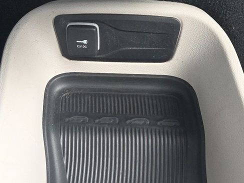 Used 2023 Chrysler Pacifica Touring-L image 38