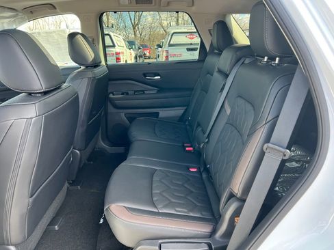 New 2026 Nissan Pathfinder Platinum image 5