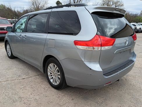 Used 2014 Toyota Sienna XLE w/ Entertainment Package image 7