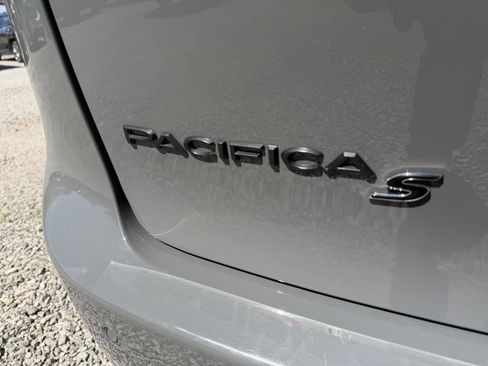 Used 2025 Chrysler Pacifica Limited FWD image 4