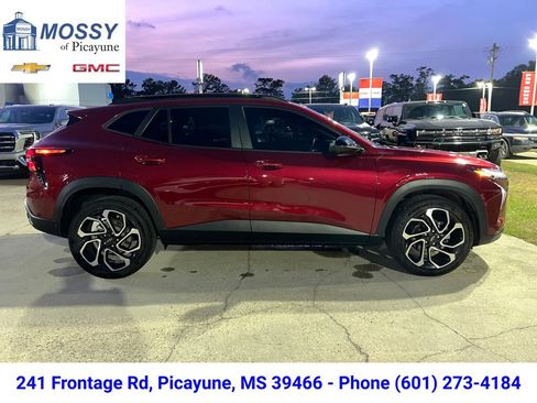 Used 2024 Chevrolet Trax RS w/ Sunroof Package image 8