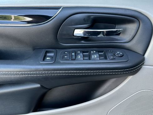 Used 2019 Dodge Grand Caravan SXT FWD image 12