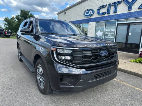 Used 2025 Ford Expedition Active AWD/4WD image 2