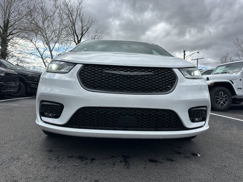 New 2026 Chrysler Pacifica Limited FWD image 24