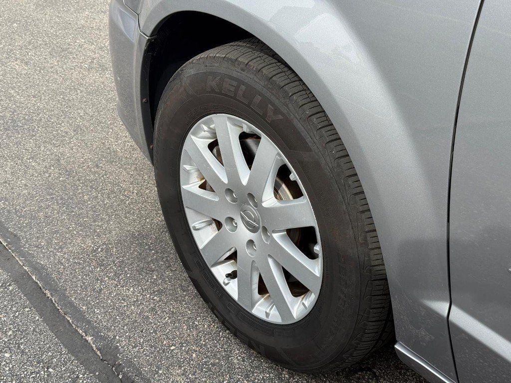 Used 2014 Chrysler Town & Country Touring FWD image 14