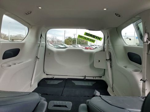 Used 2024 Chrysler Pacifica Limited FWD image 29