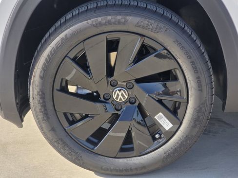 New 2026 Volkswagen Atlas SE FWD image 9