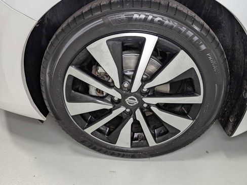 Used 2022 Nissan Sentra SV w/ SV Premium Package image 3