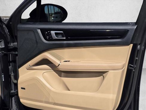 Used 2019 Porsche Cayenne w/ Premium Plus Package image 7