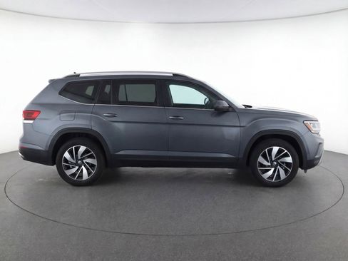Used 2025 Volkswagen Atlas SE image 11