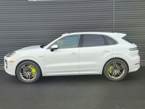 New 2025 Porsche Cayenne Turbo image 2