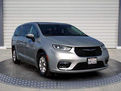 Used 2023 Chrysler Pacifica Touring-L