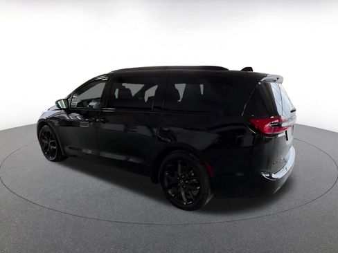 Used 2025 Chrysler Pacifica Limited image 13