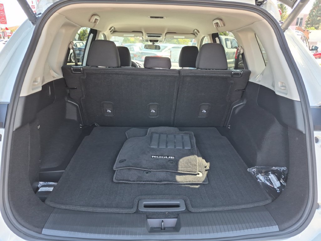 Certified 2026 Nissan Rogue SV FWD image 29