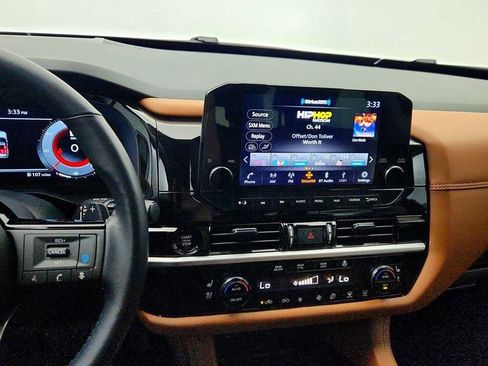 Used 2025 Nissan Pathfinder Platinum image 18