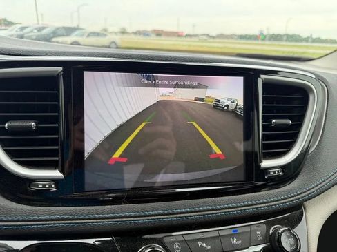 Used 2021 Chrysler Pacifica Touring w/ Cold Weather Group FWD image 14