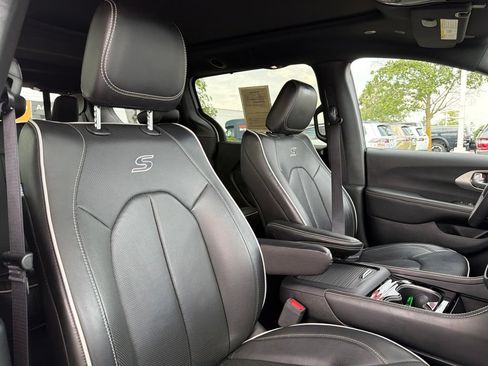 Used 2024 Chrysler Pacifica Limited w/ S Appearance Package AWD/4WD image 41
