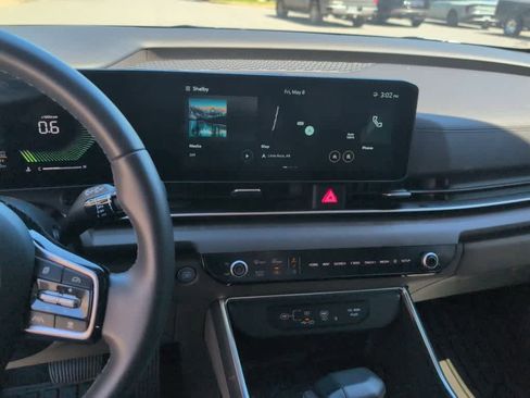 Used 2025 Kia Carnival EX FWD image 11
