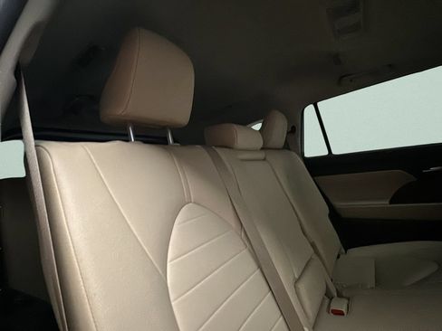 Used 2020 Toyota Highlander XLE AWD/4WD image 17
