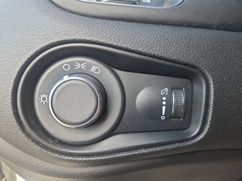 Used 2023 Jeep Renegade Latitude AWD/4WD image 18