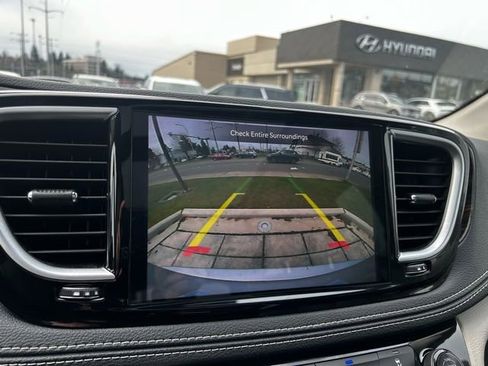 New 2023 Chrysler Pacifica Limited image 23