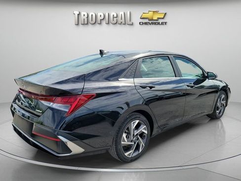 Used 2025 Hyundai Elantra Limited FWD image 5