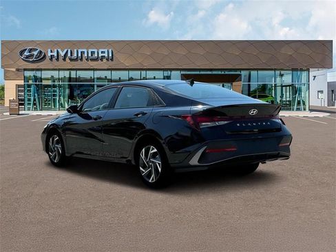 Used 2025 Hyundai Elantra Sport FWD image 5